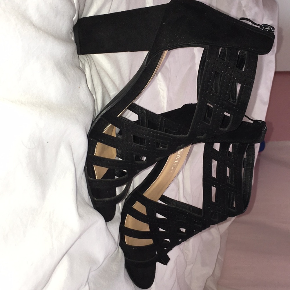 Heeled black open toe booties💛